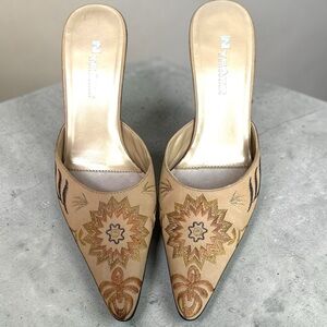 Vtg NYGARD Collection “Alexis” Embroidered Floral Kitten Heel Mules Size 7M